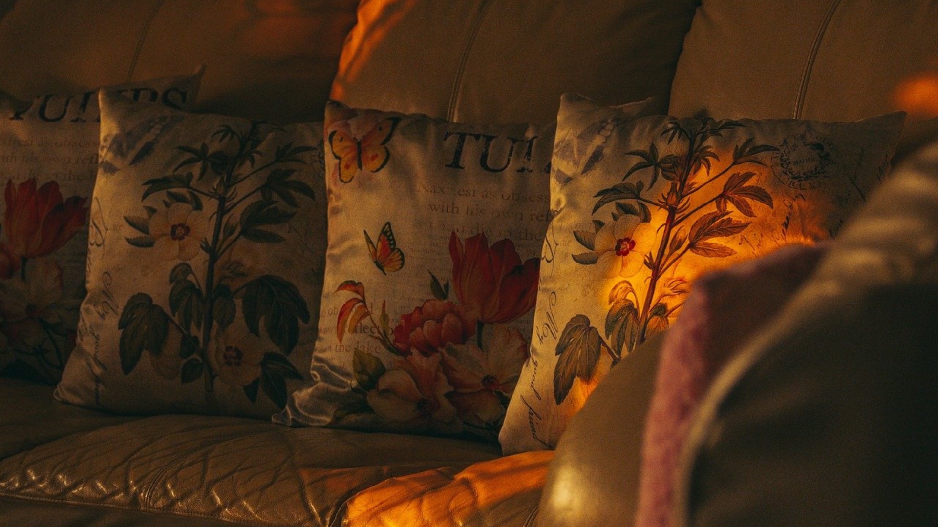 Ako vytvoriť dokonalé miesto na relax počas chladných dní: Výber kresiel a sedacích súprav
